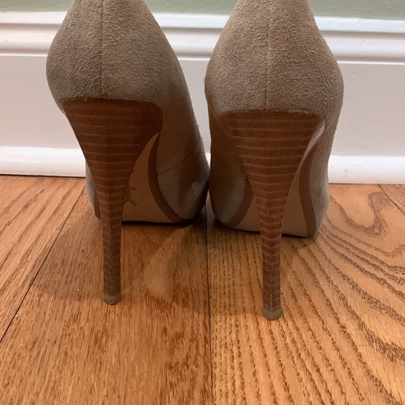 Heidi Klum Tan Suede Platform Pumps - Picture 3 of 4